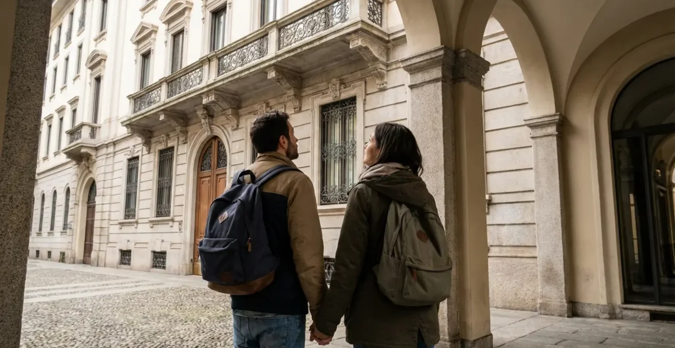 Coppia italiana osserva edificio residenziale milanese tipico
